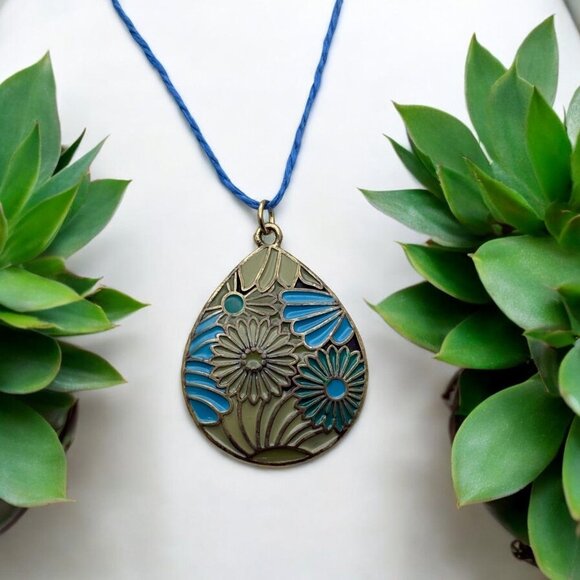 Daisy Teardrop Pendant Necklace with Blue Cord Floral Design Boho Nature - Picture 7 of 7